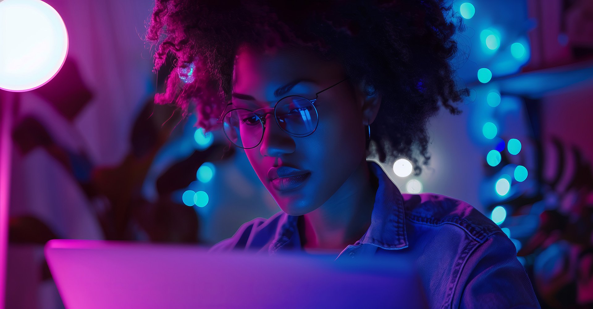 woman-wearing-glasses-working-laptop