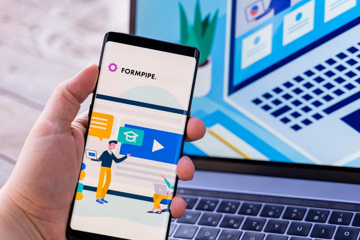 close-up-person-holding-smartphone_formpipe