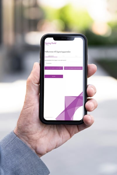 En person håller i en smartphone som visar inloggningsskärmen för