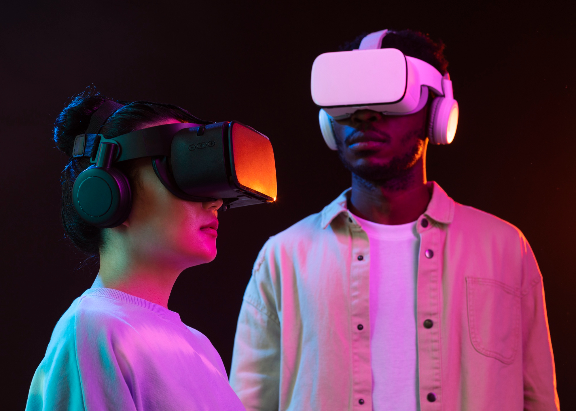 midwich-woman-and-man-with-vr-glasses